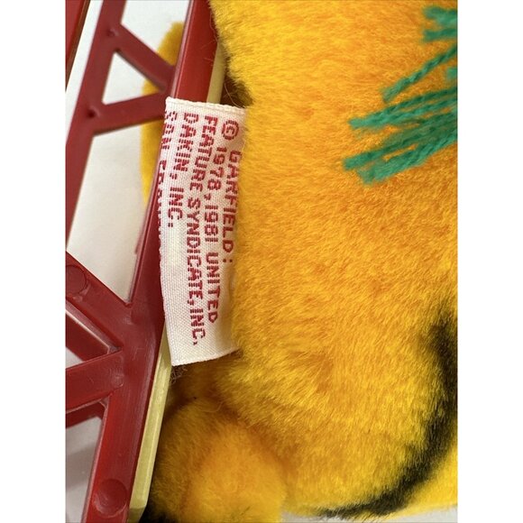 Dakin Garfield Takes The Mountain Vintage Stuffed Plush Sleigh Sled Winter Cat - Picture 11 of 14